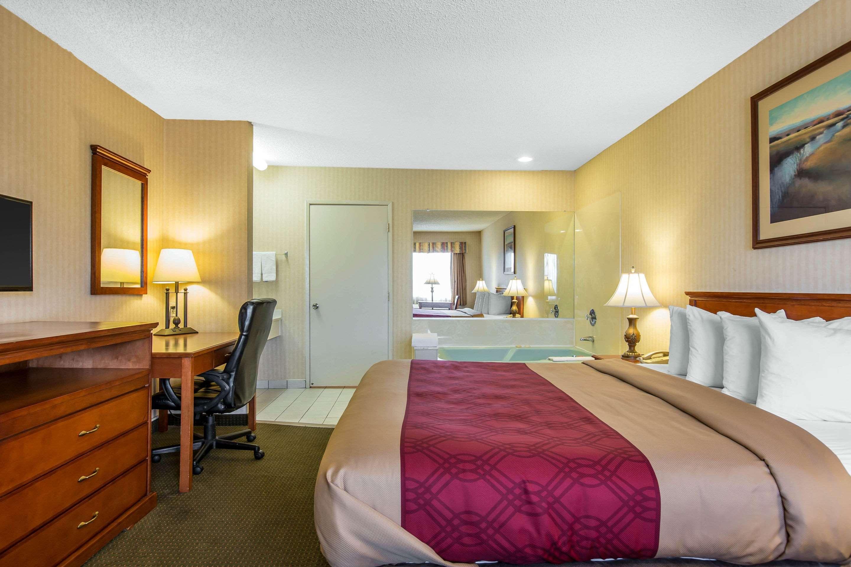 Econo Lodge Inn & Suites Riverside - Corona Exterior foto